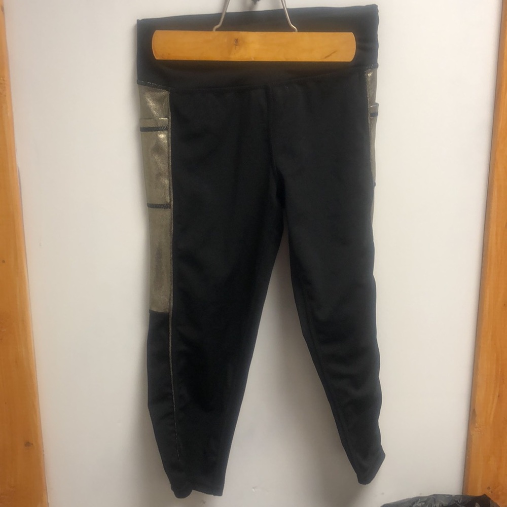 GM a fashion crop Athletic leggings- size small